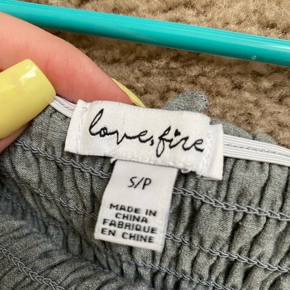 tight, cinched grey shirt - Picture 2 of 3